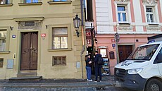 Provoz v neju��í uli�ce v Praze kdysi �ídil semafor, ten nyní svítí pouze...