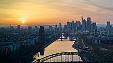 Západ slunce zbarvený saharským pískem v sobotu 7. b�ezna 2026 ve Frankfurtu...