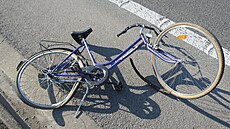 Osobní auto narazilo na obchvatu Post�elmova do cyklisty, který silnici...