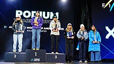 Ester Ledecká p�evzala p�i slavnostním ceremoniálu v andorrském Soldeu trofej...