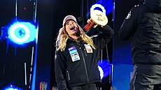 Ester Ledecká p�evzala p�i slavnostním ceremoniálu v andorrském Soldeu trofej...