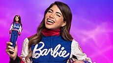 Mexická závodnice NASCAR Regina Sirventová se svou panenkou Barbie.