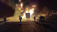 Dálnici D35 mezi Opatovicemi nad Labem a Ostrovem uzav�el po�ár náv�su...