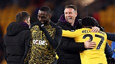Kou� Wolverhamptonu Rob Edwards oslavuje se svými sv��enci výhru nad...