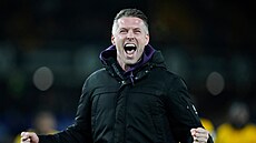 Kou� Wolverhamptonu Rob Edwards oslavuje výhru nad Liverpoolem.