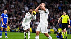 Zálo�ník Realu Aurélien Tchouméni reaguje na verdikt sudího v utkání s Getafe.