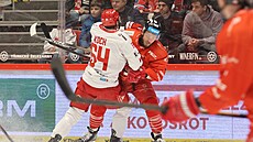 T�inecký obránce Patrik Koch se sna�í zastavit olomouckého protihrá�e.