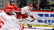 T�inecký úto�ník Andrej Nestra�il se sna�í zpracovat puk.