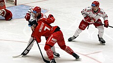 T�inecký úto�ník Oscar Flynn se p�ed vlastní brankou p�etla�uje s olomouckým...