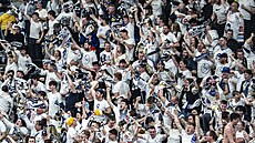 Kladen�tí fanou�ci oslavují výhru nad Spartou v prodlou�ení.