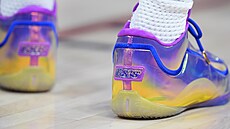 V botách Nike s �íslovkou 15 838 p�ekonal LeBron James z LA Lakers jeden ze...