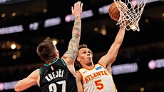 Dyson Daniels (5) z Atlanta Hawks zakon�uje na ko� Portland Trail Blazers,...
