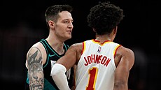 Vít Krej�í (vlevo) z Portland Trail Blazers a Jalen Johnson z Atlanta Hawks si...