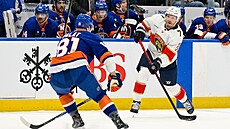 Dmitrij Kulikov (7) z Florida Panthers p�ihrává v zápase s New York Islanders,...