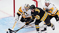 David Pastr�ák z Boston Bruins p�ed bránou Pittsburgh Penguins