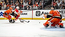 Nazem Kadri (91) z Calgary Flames úto�í na bránu Anaheim Ducks, v ní� kle�í...