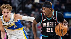 Jahmai Mashack (21) z Memphis Grizzlies úto�í v zápase s Indiana Pacers, stíhá...