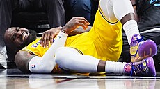 LeBron James z Los Angeles Lakers se v zápase s Denver Nuggets zranil.