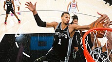 Victor Wembanyama (1) ze San Antonio Spurs na doskoku v zápase s Detroit Pistons