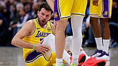 Luka Don�i� z Los Angeles Lakers se zlobí.