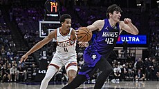 Maxime Raynaud (42) ze Sacramento Kings úto�í v zápase s Phoenix Suns, stíhá ho...