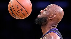 LeBron James z Los Angeles Lakers sleduje mí�.
