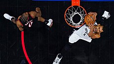 Victor Wembanyama ze San Antonio Spurs sme�uje na ko� Philadelphia 76ers,...
