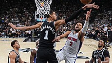 Cade Cunningham (2) z Detroit Pistons se sna�í zakon�it na ko� San Antonio...