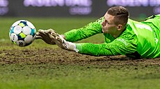 Karvinský branká� Vladimír Neuman vyrá�í mí�.