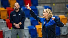 Trenérka Romana Ptá�ková usm�r�uje �eské basketbalistky.