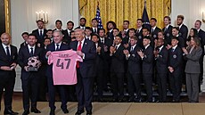 Americký prezident Donald Trump vítá v Bílém dom� fotbalisty Interu Miami,...