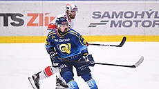 Richard Jar��ek v modrém zlínském dresu v zápase s Pardubicemi B.