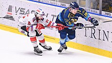 Tadeá� Talafa v modrém zlínském dresu b�hem duelu s bé�kem Pardubic