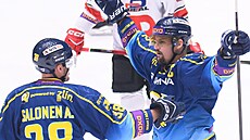 Radost zlínského týmu po vst�elené brance: Aleksi Salonen a Petr Holík.
