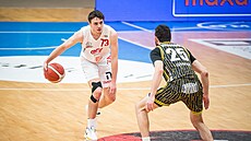 Franti�ek Rylich (vlevo) z Nymburka úto�í v zápase s Opavou, brání ho Marek...