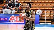 Clevon Brown Jr. z Opavy st�ílí za t�i.