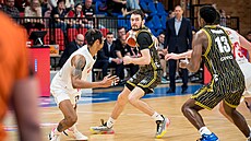 Marek Vyroubal z Opavy u mí�e v zápase s Nymburkem