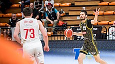 Marek Vyroubal z Opavy u mí�e v zápase s Nymburkem