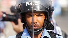 Policista z Addis Abeby b�hem p�ehlídky, na které bylo p�edstaveno nové logo a...