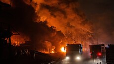 Spojené státy a Izrael v Íránu zaúto�ily na �ty�i ropné sklady a logistické...