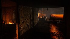 Spojené státy a Izrael v Íránu zaúto�ily na �ty�i ropné sklady a logistické...