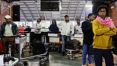 Pasa�é�i po zru�ení let� �ekají na Mezinárodním leti�ti Tribhuvan v nepálském...