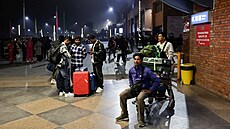 Cestující �ekají po zru�ení let� na na Mezinárodním leti�ti Tribhuvan v...