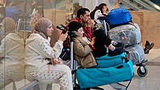 Cestující ze zru�ených let� vy�kávají na Bejrútském mezinárodním leti�ti Rafíka...