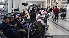 Cestující ze zru�ených let� vy�kávají na na Bejrútském mezinárodním leti�ti...