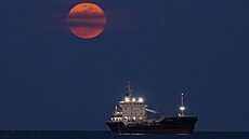 �Krvavý m�síc� vychází nad lodí kotvící ve St�edozemním mo�i v Limassolu na...