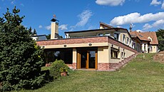 D�m i zahrada jsou velké a rozsáhlé, celé to p�sobí jako malé panství.