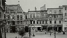 Ji�ní fronta dom� Horního nám�stí v Opav� na ja�e 1945, zbouraná byla o rok...
