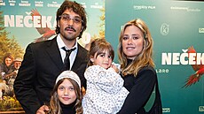 Jordan Haj, Emma Smetana a jejich dcery Lennon a Ariel (25. února 2026)