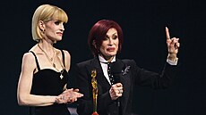 Kelly Osbourne a Sharon Osbourne na udílení BRIT Awards v Manchesteru (28....